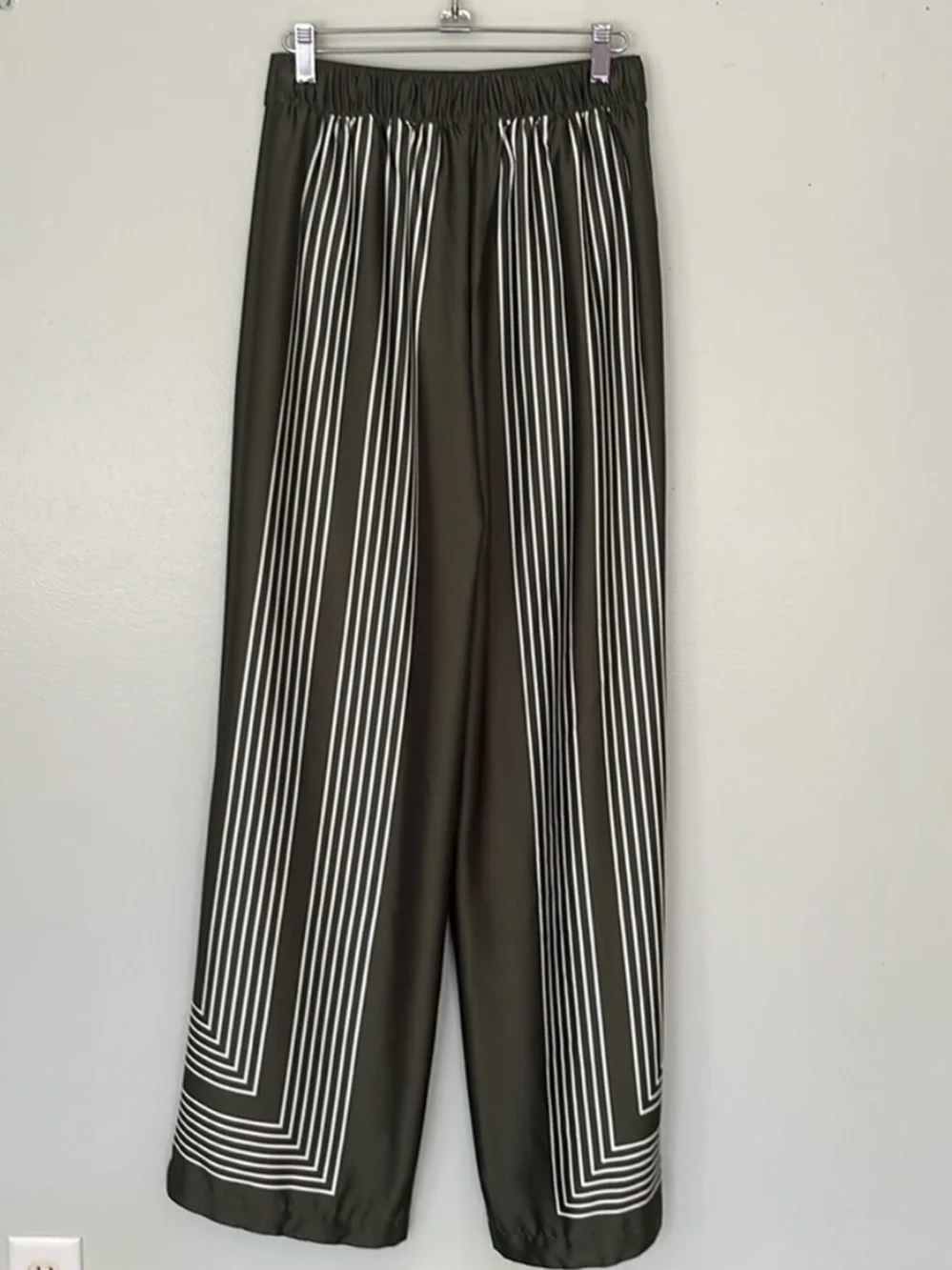 LOFT Olive Wide-Leg Pants with White Geometric Stripes